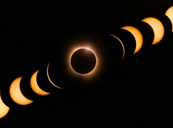 Sota l’eclipsi: jazz i física de l’univers