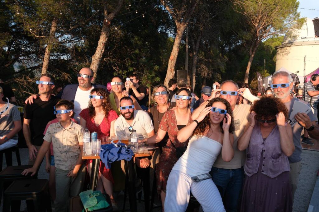 Catalunya viu amb èxit una jornada històrica d'observació de l'eclipsi solar total